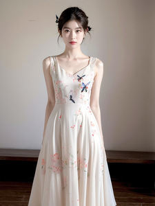 今年流行漂亮蝴蝶元素碎花连衣裙女夏季新款白色小香风温柔长裙子