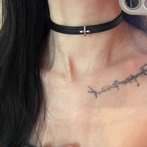 黑色十字架皮项链女高级感小众choker项圈脖子颈带颈链甜酷锁骨链