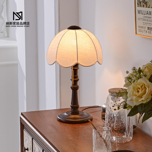新款台灯卧室美式复古简约实木法式设计师客厅书房书桌装饰床头灯