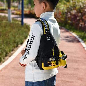 通帆布小斜挎包韩版学生单肩包胸前手机包带耳机孔儿童包包女可爱
