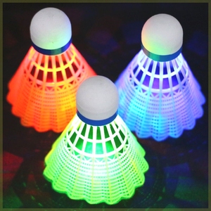 发光羽毛球带LED灯夜光彩色耐打塑料尼龙球高弹力夜间防风打不烂