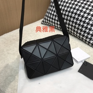 2024新款几何菱格单肩小方包正方形盒子斜跨女日本时尚迷你手机包