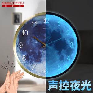 GeekCook亚马逊热卖爆款钟表:星河一粟蓝色月球LED夜光声控挂钟