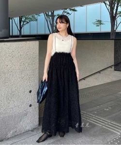 日本 @meri花纹刺绣同色薄纱叠加设计立体蕾丝吊带连衣裙