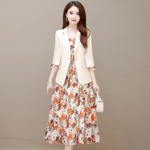 两件套连衣裙女春季2022新款春秋今年流行小西服碎花雪纺套装裙子