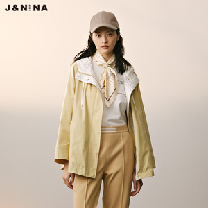 J＆NINA捷恩尼纳2023新款时尚简约带帽短款宽松风衣外套女