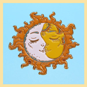 太阳与月亮阴阳胸针日月亲吻金属徽章创意潮流百搭衣服装饰小别针