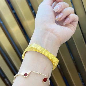 王小薇珠宝足金999古法纯黄金方形手镯刻画时尚大方流行简约个性