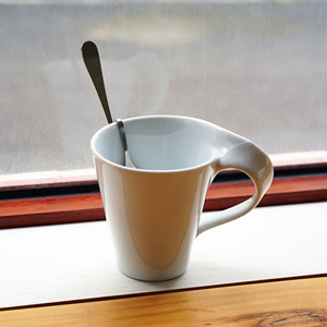 外贸欧美飘逸手柄创意设计陶瓷咖啡杯水杯果汁牛奶杯白色杯挂耳勺