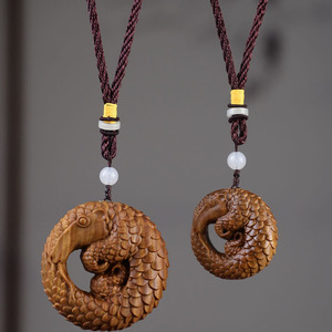 原创雕刻绿檀富甲天下穿山甲平安扣吊坠把件文玩挂件车后视镜挂坠