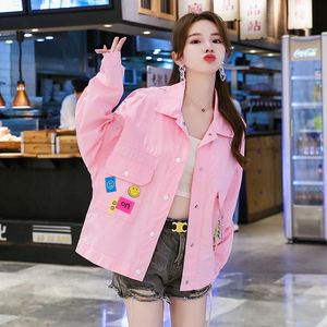 粉红色牛仔外套