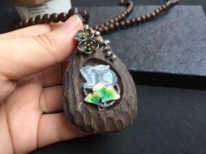 越南芽庄沉香原木镶嵌冰种翡翠玉兔吊坠项链复古工艺馈赠佳品佛珠