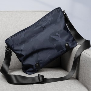 日本斜挎包男款休闲包时尚潮流迷彩大容量单肩包防水通勤男士背包