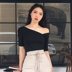 单肩t恤一字领漏锁骨露肩设计感夏季气质紧身女修身心机斜肩上衣