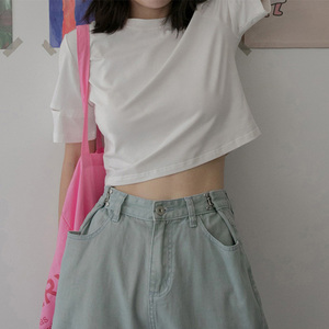 女生露肚脐卫衣