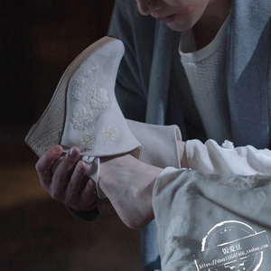 司藤景甜白英同款绣花布鞋女司腾高跟坡跟古风配汉服的鞋子短靴子