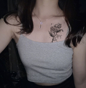 纹身贴胸下