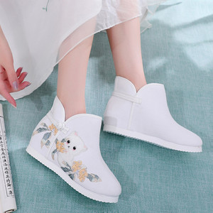 秋季冬新款古装风汉服短筒靴子女内增高中国风绣花鞋百搭白色休闲
