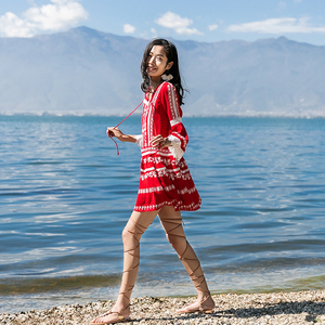 民族风连衣裙秋装女蕾丝刺绣长袖红色裙子海边度假波西米亚沙滩裙