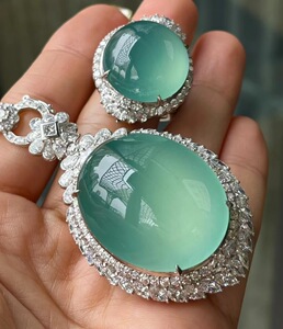 高端翡翠 18k金镶嵌缅甸珠宝鸽子蛋高种高色 收藏级传承蛋面戒指