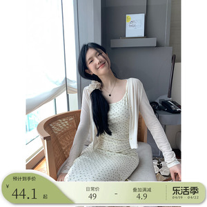 王少女的店 白色短款v领针织小开衫2024早春新款法式显瘦长袖上衣