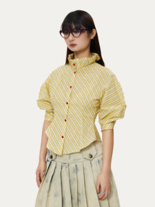 YOSHUYUKI“怪诞美学”黄色条纹宫廷复古感花边泡泡中袖短款衬衫