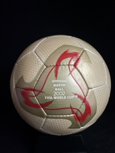 2002年世界杯用球飞火流星 收藏多年 已发黄 气密性好 01年9月产