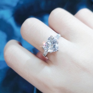 18K白金夸张4克拉大爱心高碳钻石戒指女婚戒仿真道具钻戒饰品礼物