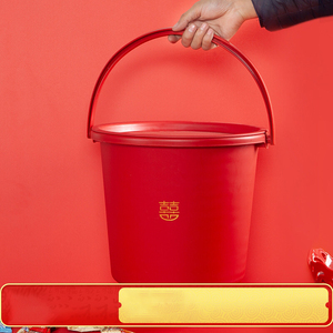 红色塑料小桶