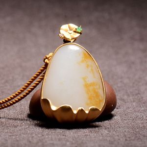 彩石仙谷 正宗新疆和田玉黄皮白玉籽料18k金镶玉吊坠 原籽无修