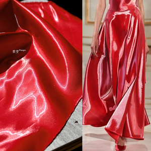 红色加厚液态水光布料立体感廓形丝绸缎面连衣裙礼服装设计师面料