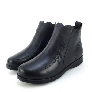 凤飞飞女鞋2020冬季新款真皮圆头低跟平底短筒靴时尚加绒马丁棉靴