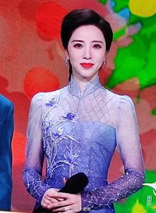 2021年春晚主持人李思思同款礼服歌唱表演服修身显瘦大气宴会礼服