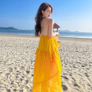 黄色V领设计感年会露背礼服女蓬蓬裙不规则百褶沙滩吊带连衣裙夏