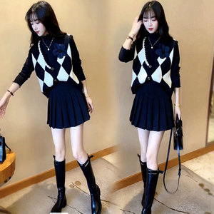 新款套装韩版加厚V领黑白格马甲+百搭纯色立领打底衫+减龄百褶裙