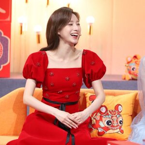 2022春晚马凡舒同款酒红色钉珠绑带连衣裙泡泡袖长裙主持人礼服女