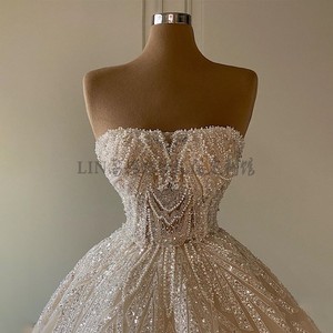 钉珠婚纱大拖尾