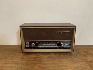 民俗老旧物件老收音机怀旧戏匣子木壳晶体管旧收音机收藏展览影视