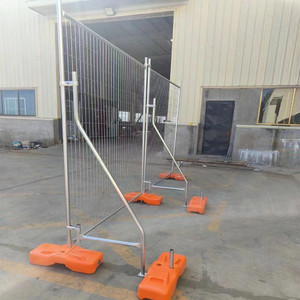 移动护栏网2.1*2.4米尺寸32圆管镀锌临时护栏网橙色塑料水泥底座