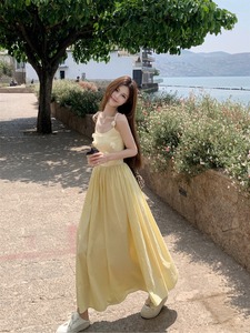 夏季新款温柔风收腰显瘦气质长裙设计感立体花朵黄色吊带连衣裙女