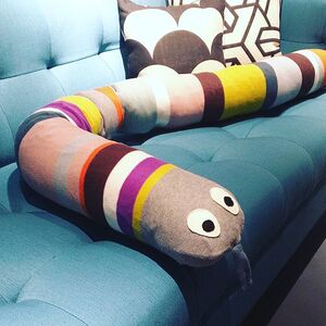 ins爆款定制彩虹蛇宝宝床围安抚玩具儿童房装饰布艺玩偶拍摄道具