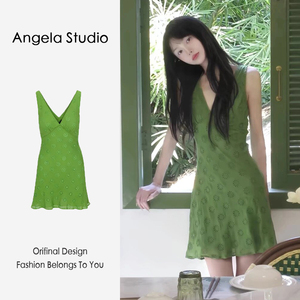 风情万种的裙子夏绿意溢满 刺绣花斜剪裁深V领设计绿色吊带连衣裙