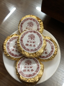 茶王寨糯米香普洱茶熟茶玉饼小沱茶散装1斤共2罐云南勐海古树茶叶