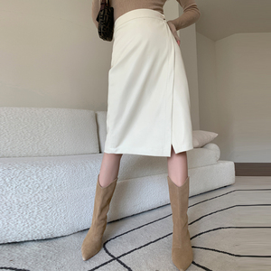 白色皮裙半身裙女2021年秋冬新款a字裙高腰显瘦开叉包臀裙一步裙