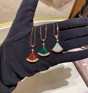 bvlgari/宝格丽 diva项链扇子18k玫瑰金小裙子白贝母镶钻锁骨链女
