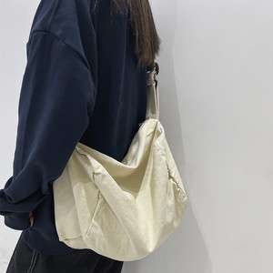 橘色帆布斜挎包