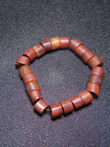 良渚文化时期红矾石通天孔直筒珠勒子手串