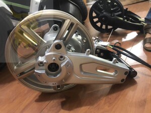 小牛直上中置电机3000w,扭车大,速度100 12寸轮毂