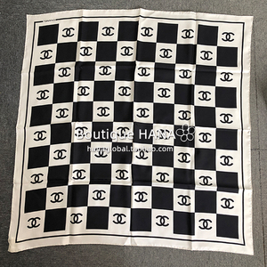 【现货】chanel/香奈儿 23c新款 黑白棋盘格双c方巾围巾 aa8763