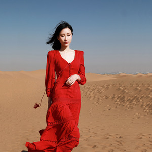 沙漠旅游裙子2024新款海边度遮肉显瘦假青海湖红色大码拍照沙滩裙
